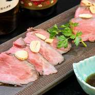 黒毛和牛の中でも、特に柔らかく脂肪の少ない部分を使用。しっとりとジューシーなおいしさで、自家製ソースを絡ませながらいただきます。