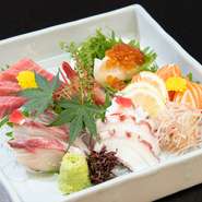 毎日店主が市場に出向き、活きの良い鮮魚を仕入れています。盛り合わせの内容は、その日の仕入れや値段に応じて変更。旬のおいしさを楽しめます。