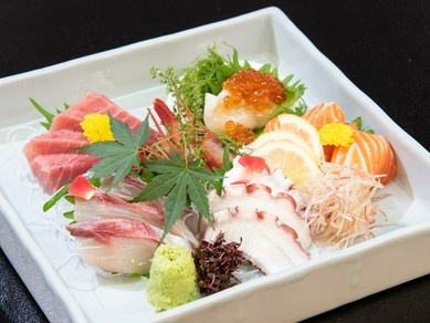 店主の目利きによる、旬の鮮魚を堪能『刺身盛り合わせ』