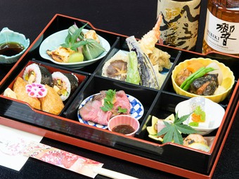 食欲を刺激するように、見た目も華やかな『会席弁当』