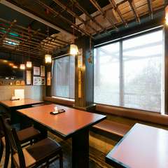 片側ベンチシートの窓際テーブル席