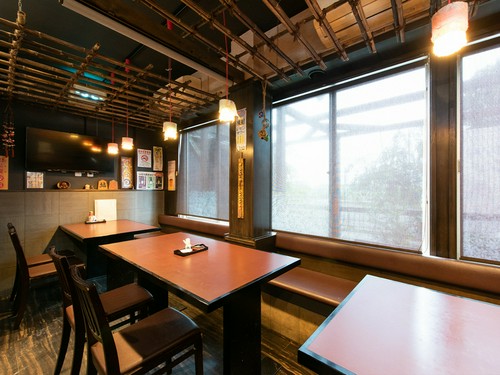 片側ベンチシートの窓際テーブル席