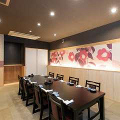 30名ほど収容可能なテーブル席の宴会場