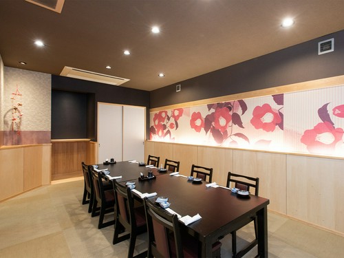 30名ほど収容可能なテーブル席の宴会場