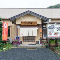 店舗の前には広々とした駐車場を完備