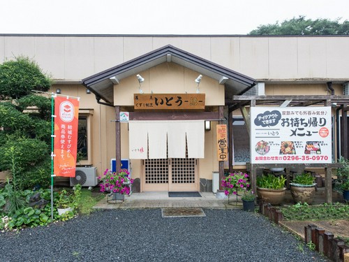 店舗の前には広々とした駐車場を完備