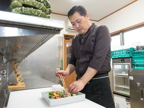 丁寧な料理で一人一人をもてなす店主