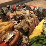 ただ今、店内飲食はコロナ禍の影響により自粛させていただき、自主休業となっています。
申し訳ありませんが、テイクアウトのみの営業です。