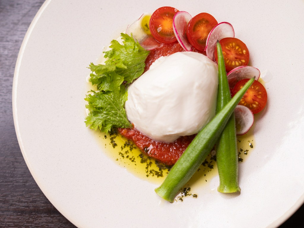 すくって食べる。新感覚の『北海道白糠産　酪恵舎モッツァレラチーズのカプレーゼ』