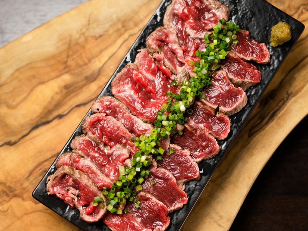 リピーター率も高い、定番の逸品『黒毛和牛のたたき』