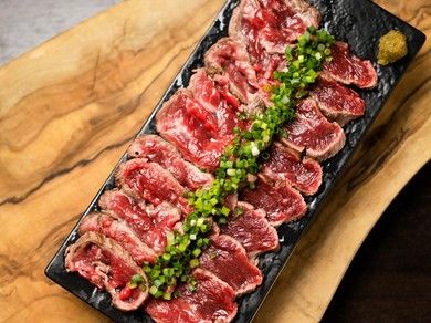 リピーター率も高い、定番の逸品『黒毛和牛のたたき』