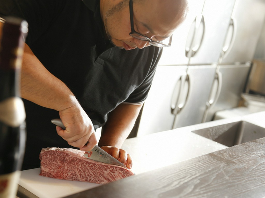 お肉のプロフェッショナルとして、日々食材に向き合う