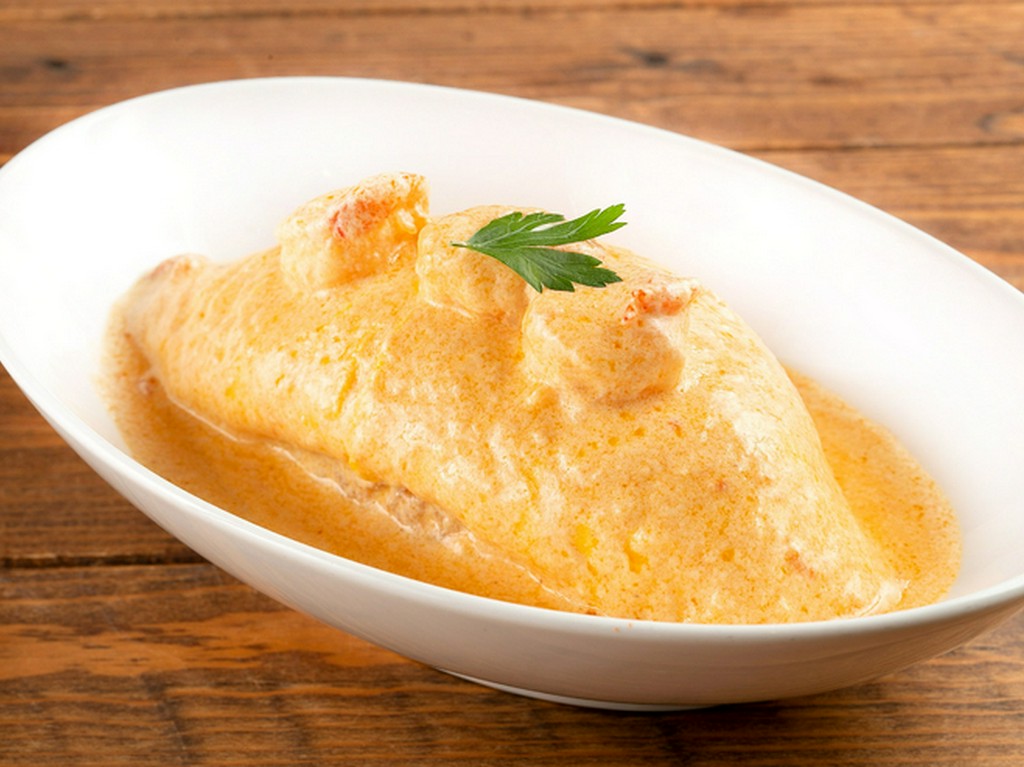 エビとトマトクリームのオムライス