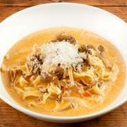 4種のきのことポルチーニの出汁が入ったボロネーゼクリームソースをリボン状の平麺のタリアテレで。