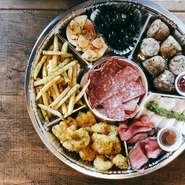 お魚カルパッチョ3種類盛り合わせ、サルシッチャ、チーズの盛り合わせ、オリーブ、生ハム、長芋のペペロンチーノ、小海老のスパイシーフリット、ナッツ