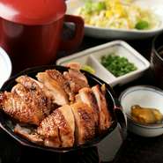 炭火で焼き上げた「名古屋コーチン」もも肉照り焼きををひつまぶし感覚で楽しむメニュー。そのまま、薬味と共に、お出汁をかけてと三段階のおいしさを楽しめます。味の変化も含めて、満足度の高い人気メニューです。