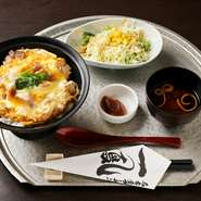 ・炭焼き親子丼・サラダ・汁物・香物