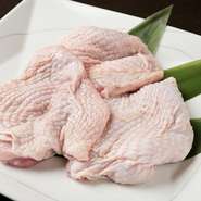 メイン食材である「名古屋コーチン」は、こだわりを持って生産・管理された、“純鶏名古屋コーチン”を使用。朝挽きの新鮮な鶏を仕入れており、一口で鮮度と良質な風味・食感を実感できます。