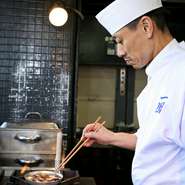 “幸せの提供”を理念に掲げ、確かな食と空間を提供してきた【一鳳】。昭和28年の創業時より、多くの人々に喜びを提供してきたおもてなしの想いは、現代を生きる料理人たちの間でも大切にされています。
