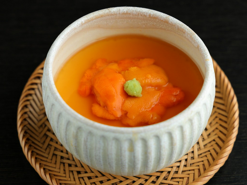 濃厚な生ウニが贅沢にあしらわれた、のどごしが良く上品な味わいの『碗宮蒸し』