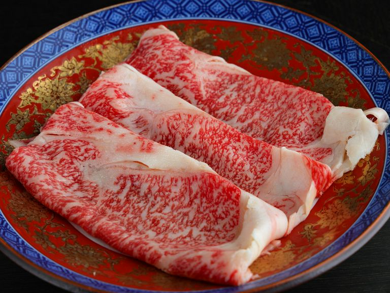 有名店で修業した店主自らがゲストの目の前で腕を振るってくれる『すきやき 信州牛 サーロイン』