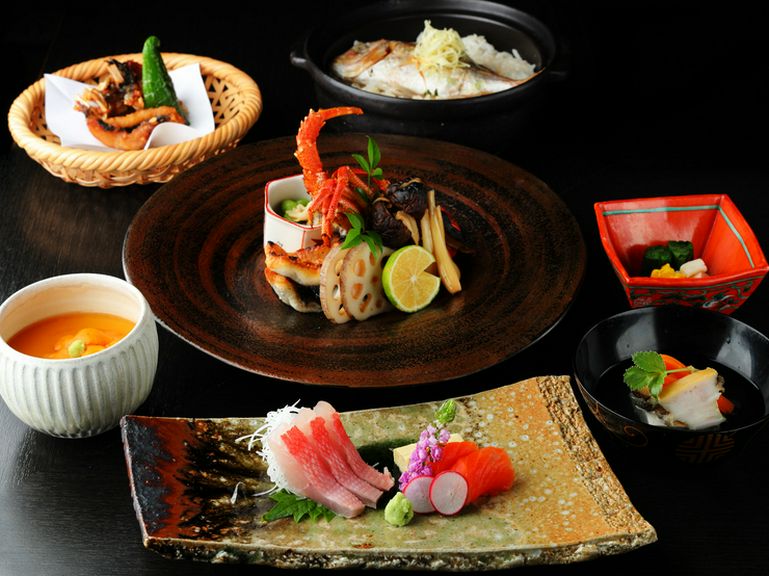 季節の食材を中心に使用し、移り行く四季をお膳の中に表現した芸術的な逸品『おまかせ膳』