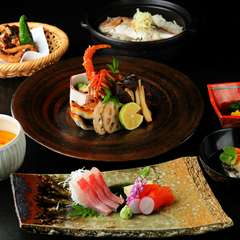 季節の食材を中心に使用し、移り行く四季をお膳の中に表現した芸術的な逸品『おまかせ膳』