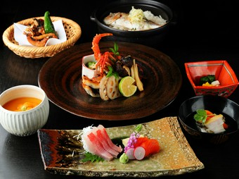 季節の食材を中心に使用し、移り行く四季をお膳の中に表現した芸術的な逸品『おまかせ膳』