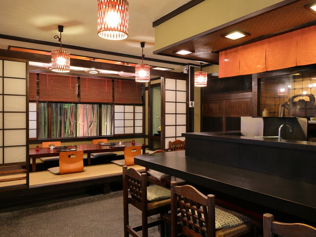 街中の喧騒を忘れさせる静かな和空間で、ランチタイムを満喫