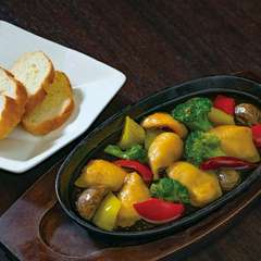 宮城県の宝「ほや」のいろいろな料理が楽しめる。