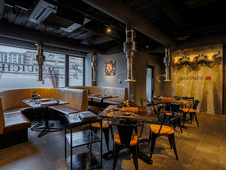 ゆったりできるソファー席でリラックスしてお酒と焼肉を楽しめる