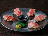 美しいサシが入った和牛ヘッドバラが魅力の『炙り大トロウニ寿司』