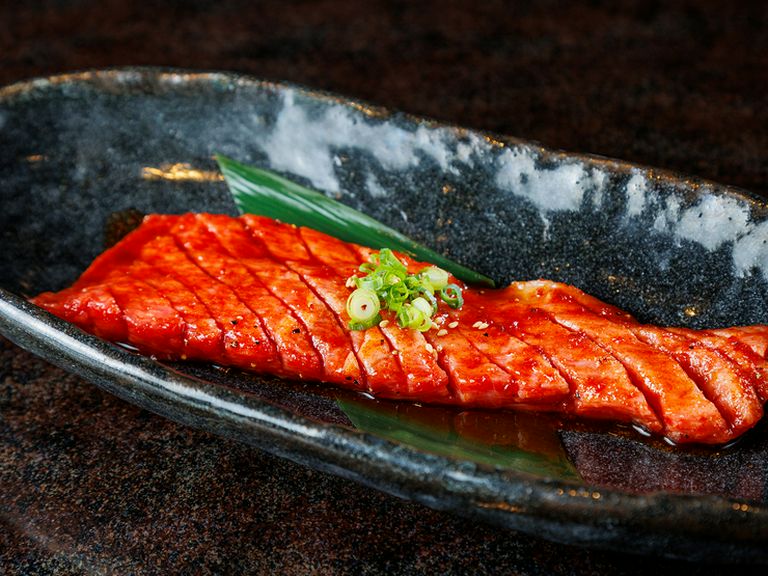 豪快に1本丸ごと焼き、好みの厚さで味わう『ますいちカルビ』