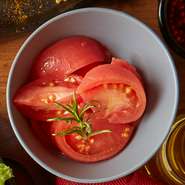 ドイツのジン、シュタインヘーガーを隠し味に使ったドイツスタイルのトマトマリネです。リコピンたっぷりで栄養価満点の一品。