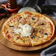 半熟たまごとベーコンのピザ。
宰相ビスマルクの好物が目玉焼きを乗せたステーキだったことに由来しています