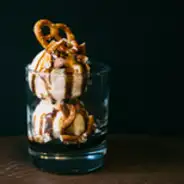 当店オリジナルの黒ビールを煮詰めた自家製ソースをバニラアイスにトッピング。
ほろ苦いソースとアイスの甘みが絶妙にマッチ。