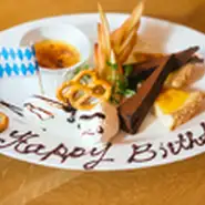 誕生日や記念日に感謝の気持ちを伝えるデザートプレートをご用意致します。
※画数の多い漢字は対応が難しい場合もございますので、予めご了承ください。
