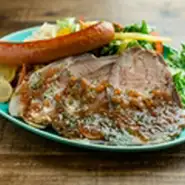 じっくり焼いたローストポークと当店自慢のグリルソーセージのボリューミーなセットです！
パンまたはライス付。