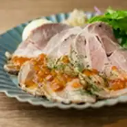 お店でじっくりとローストした豚肉はしっとり柔らか！シャリアピンソースがかかってるのでご飯との相性も○！
パンまたはライス付。