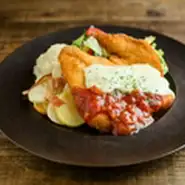 鶏の胸肉をカラッと揚げたジャーマンスタイルのチキンカツレツ。トマトソースとパルミジャーノソースが熱々のカツに絶妙にマッチ！
パンまたはライス付。