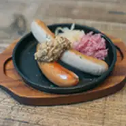 当店自慢のソーセージをランチ価格で販売！ジュワっとジューシーなソーセージをご堪能下さい！
パンまたはライス付。