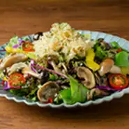 たっぷりのキノコに自家製ザワークラウトをのせたさっぱりサラダ。シェアして食べるのにちょうど良いサイズのサラダです。