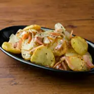 ドイツめしと言えばこれ！タパス注文数No.1の料理。カリっと揚げたじゃがいもを本場ドイツのレシピで仕上げたジャーマンポテトです。