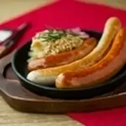 シュマッツオリジナルソーセージ3種類を盛り合わせました。スモーク・ハーブ・チーズはどれを食べても病み付きになる美味しさ♪自家製ザワークラウトを添えてご提供いたします。