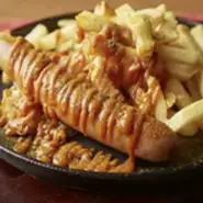 ベルリンの屋台名物カリーヴルスト。甘みたっぷりのトマトソースにスパイスを効かせました。カレー風味がクセになる美味しさです♪