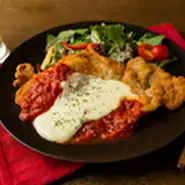 シュニッツェルとは、豚肉を薄く伸ばしてカリっと揚げたカツレツのこと。ドイツ人のソウルフードとも言える定番メニュー。シュマッツでは、トマトソースととろ～りチーズのWソースでご提供しています。