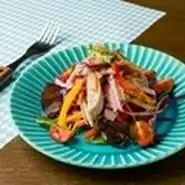 ドイツでは定番のソーセージを使ったサラダ。柔らかい食感のソーセージと柑橘系のドレッシングが絶妙にマッチ♪前菜に最適のサラダです。