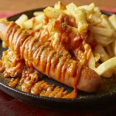 カリーヴルスト、フライドポテト付き