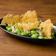 細切りにしたベーコン、玉ねぎ、マッシュルームと一緒にむき枝豆を炒めた一品。
にんにくの香りとカリカリチーズの塩味が食欲をそそります。