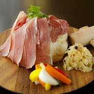 動画撮影No.1のシャルキュトリボード。
生ハムやサラミ、自家製ザワークラウトとピクルスの盛り合わせ。
生ハムの下に隠れているクラッカーを木づちで割りながらお召し上がりください。